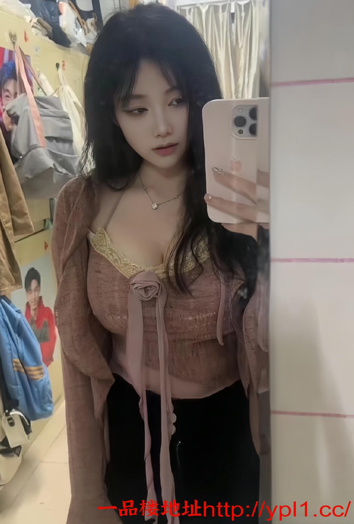 白兔姐姐胸超大 喜欢被鸡巴蹭来蹭去