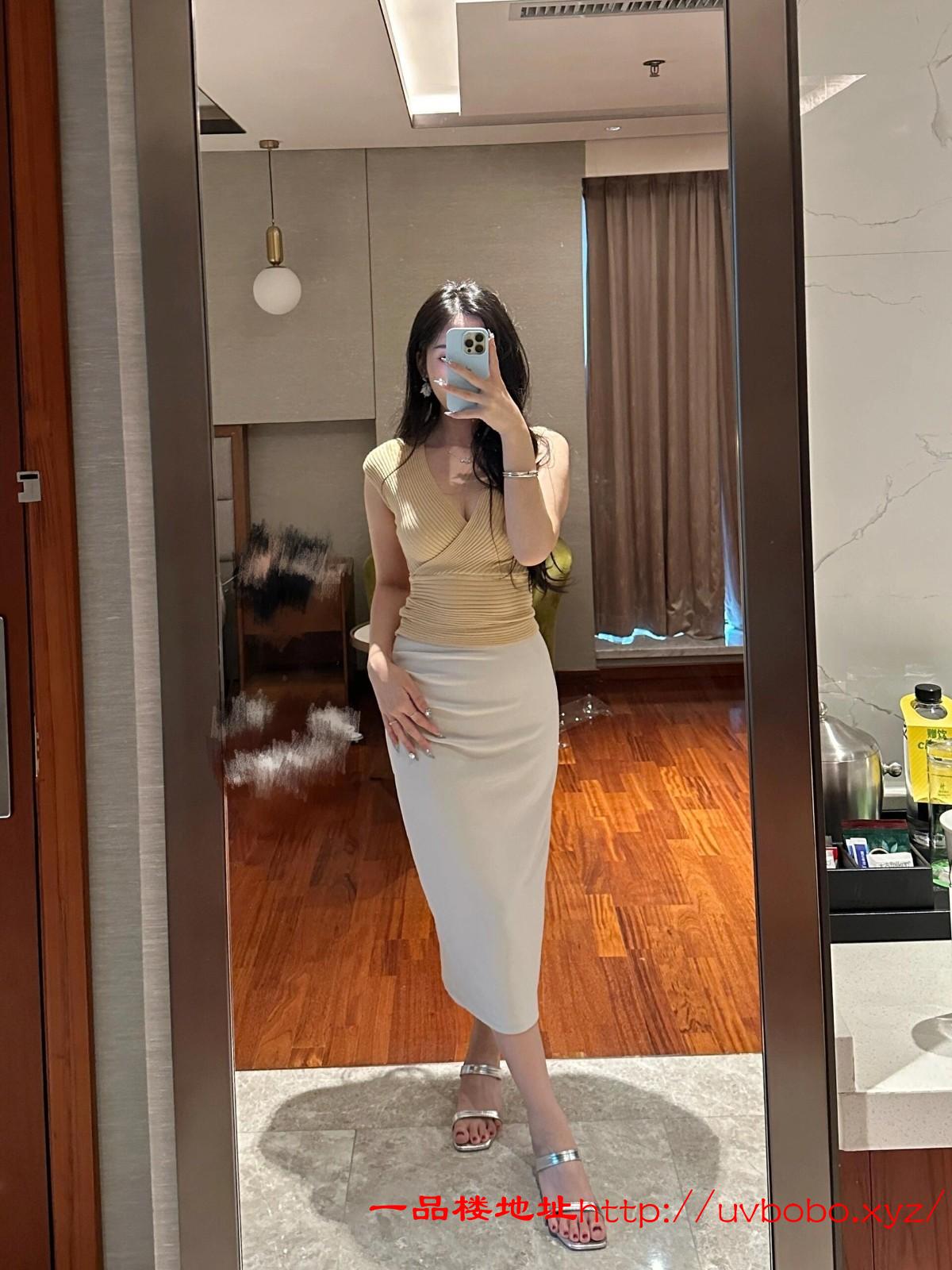 嫩逼多水奶子又大，干起来超级爽